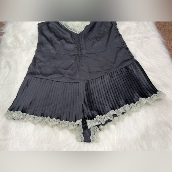 Victoria Secret Satin Pleated Baby Doll Romper Bodysuit‎ Lace Black Size L - Picture 3 of 7